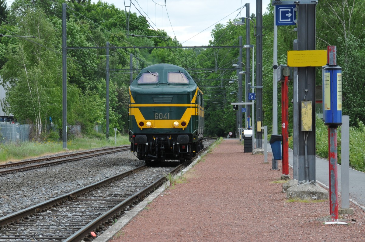 An diesem 28/05/2015 überführte die 6041 zwei historische Wagen nach Raeren. Hier setzt sie gerade im Bahnhof Eupen um, da die Wagen auf dem letzten Stück von Eupen bis Raeren geschoben wurden.