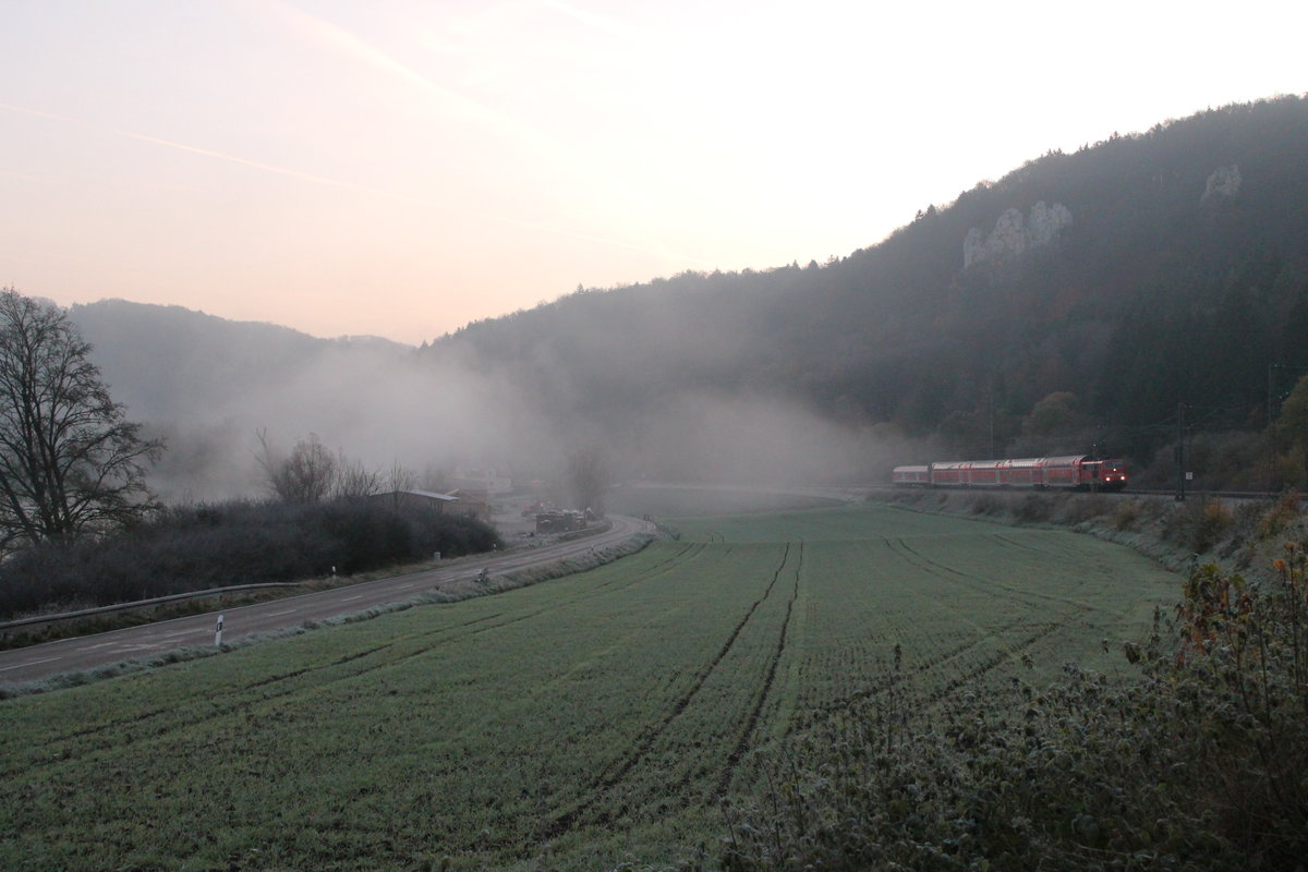 An diesem frühen Morgen des 31.10.2017 lag noch Nebel über dem Altmühltal bei Breitenfurt, als 111 178-0 mit ihrem RE auf dem Weg in Richtung Treuchtlingen war.