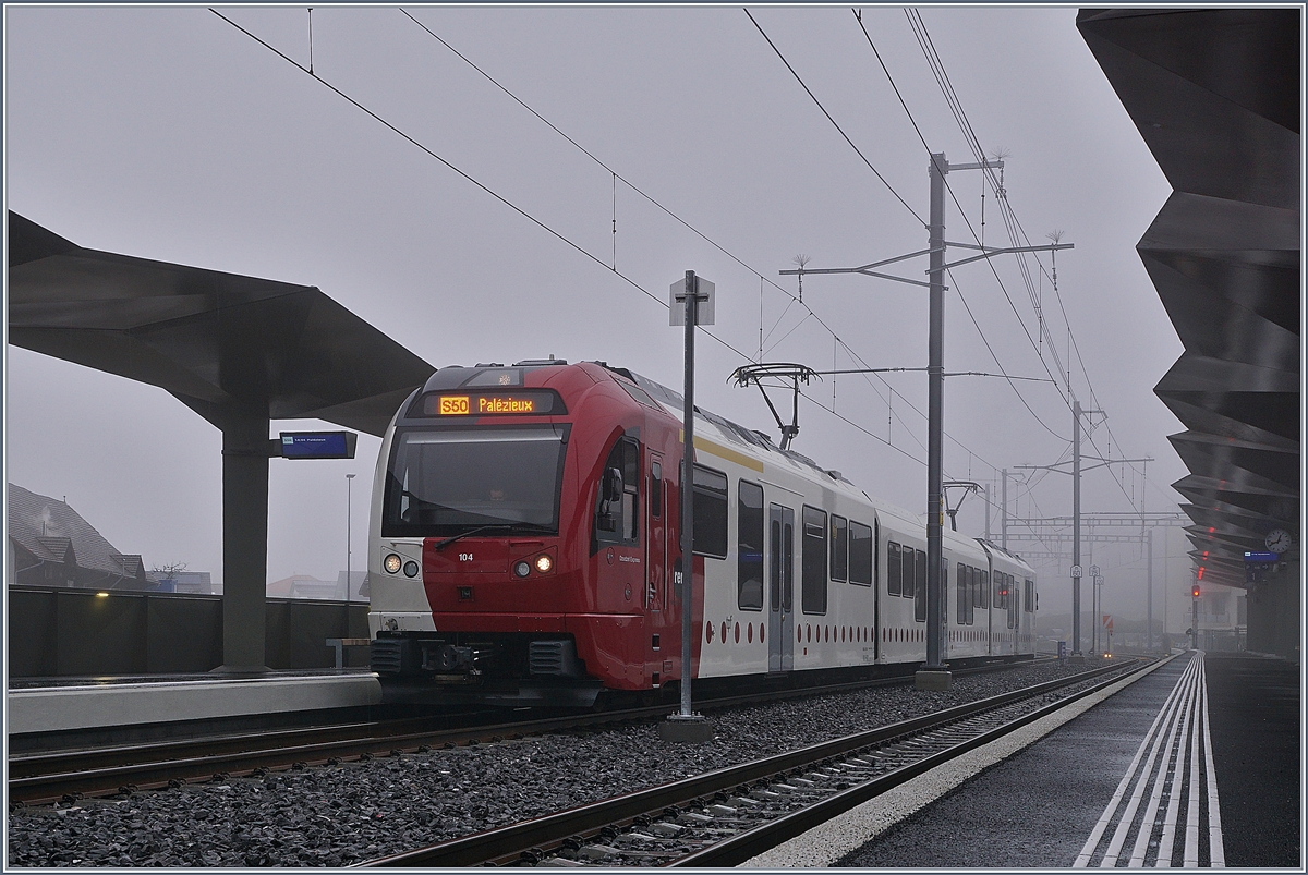 An diesem garstigen Frühwintertag verkehren zum ersten Mal seit dem 3. März wieder Züge von Châtel St-Denis (neuer Durchgangsbahnhof) nach Palézieux. 
Im Bild der TPF SURF ABe 2/4 104 - B - Be 2/4 104  Dzodezet Express  als S50 14823 von Montbovon nach Palézieux beim Halt in Châtel St-Denis. 

1. Dezember 2019