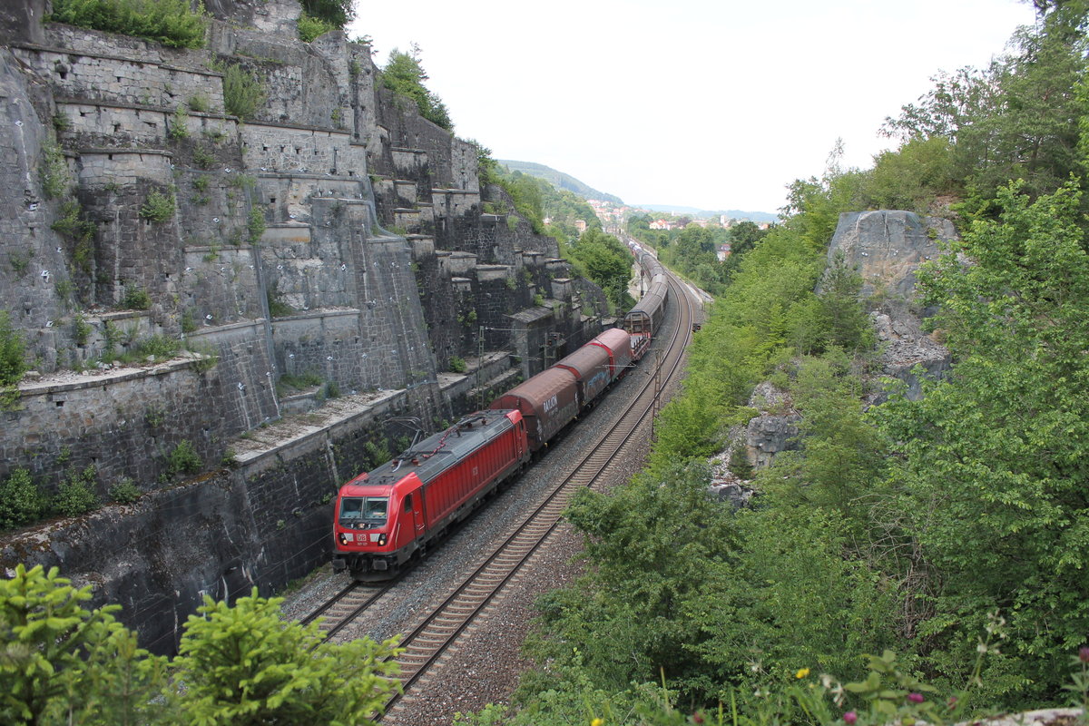 An diesem heißen 13.06.2020 legt sich 187 127 mit ihrem gemischten Güterzug kurz hinter dem Bahnhof Treuchtlingen in die Kurve bei der großen Stützmauer.
