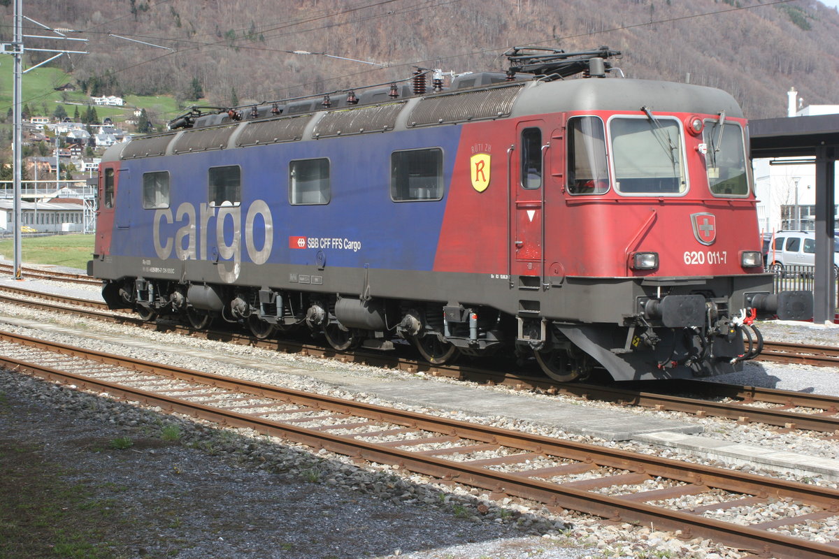 An diesem Karfreitag hatte dei Re 6/6 602 011 (11611)  Rüti ZH  ihren freien Tag und sonnte sich im Bahnhofsareal von Sargans. Später erfuhr ich, dass sie bis am Dienstag nach Ostern in Sargans stehen durfte.

Sargans, 30.03.2018