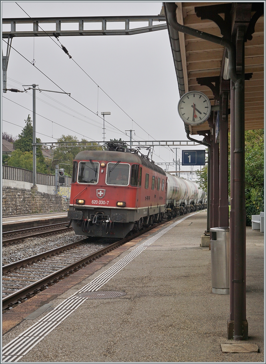 An diesem nebligen Nachmittag erreicht die SBB Re 6/6 116 (Re 620 030-7)  Herzogenbuchsee  mit ihrem Zementzug nach Eclepens den Bahnhof von Auvernier. 

8. Oktober 2025
