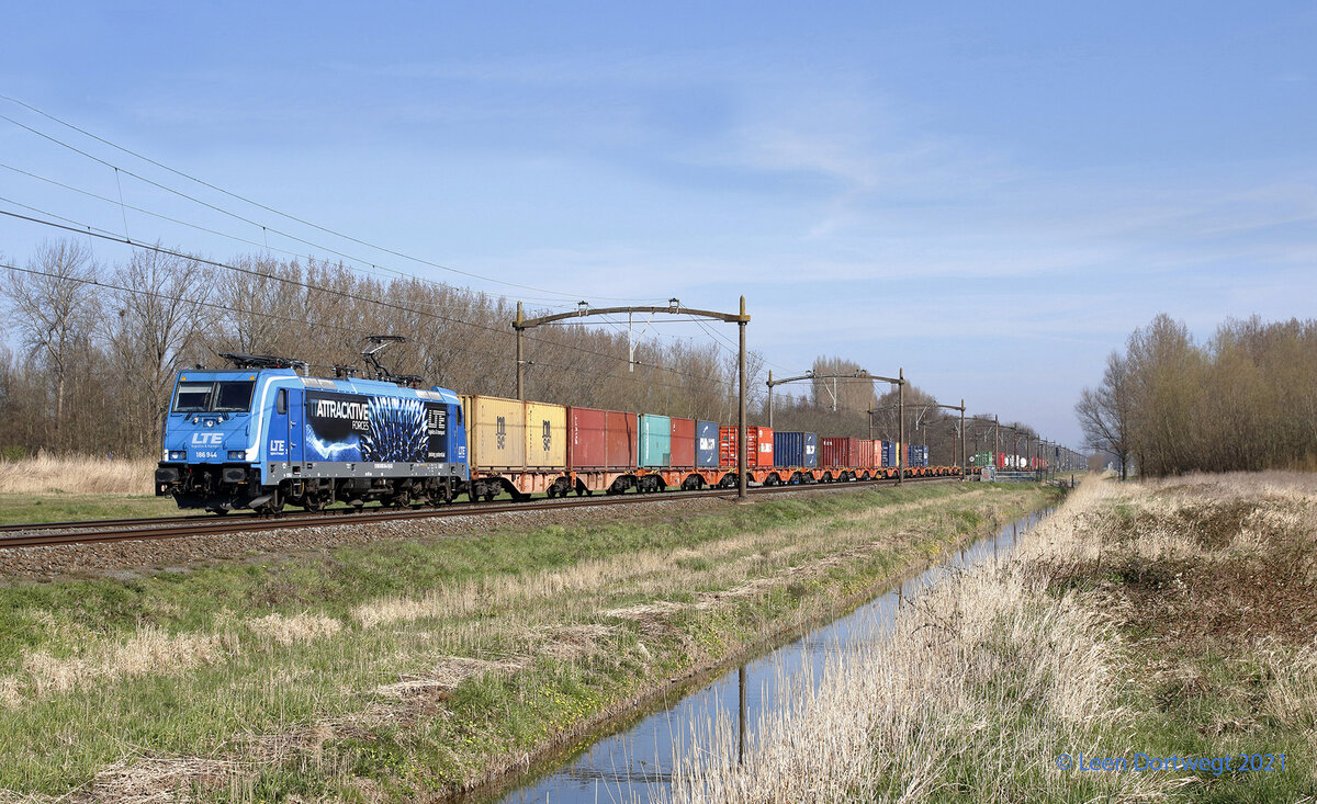 An diesem schönen Tag war die saubere LTE 186 944 „ATTRACKTIVE FORCES“ mit dem Shuttle Mannheim/Wörth, Dordrecht Zuid 30. März 2021, dabei.