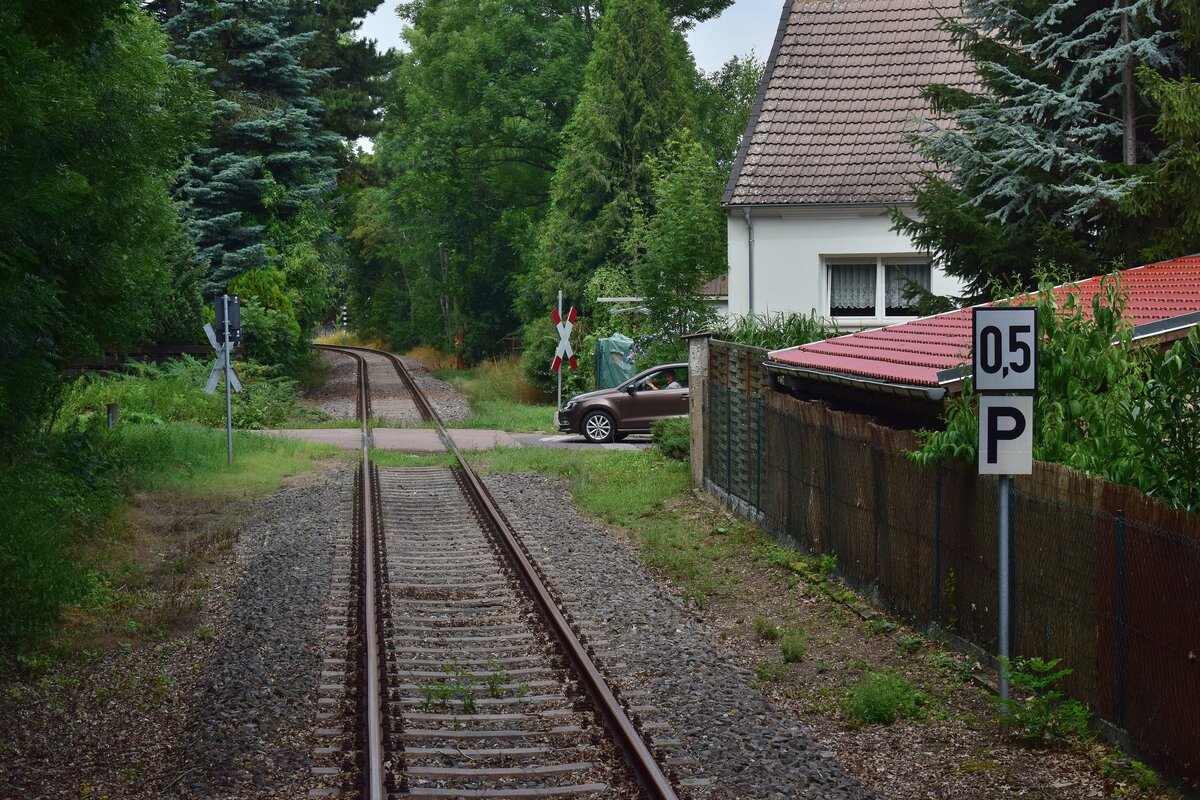 An diesem sehr unübersichtlichen Bahnübergang an der Dessau Wörlitzer Strecke sind nur 5kmh erlaubt. Man beachte wie spät der Autoverkehr den Zug erst sehen kann. Aufgenommen aus dem Triebzug. Der Führerstand ist nur halb so breit und somit sind auch ganz vorne noch Sitze für Fahrgäste was eine besondere Perspektive auf die Strecke bietet.

Waldersee 27.07.2020