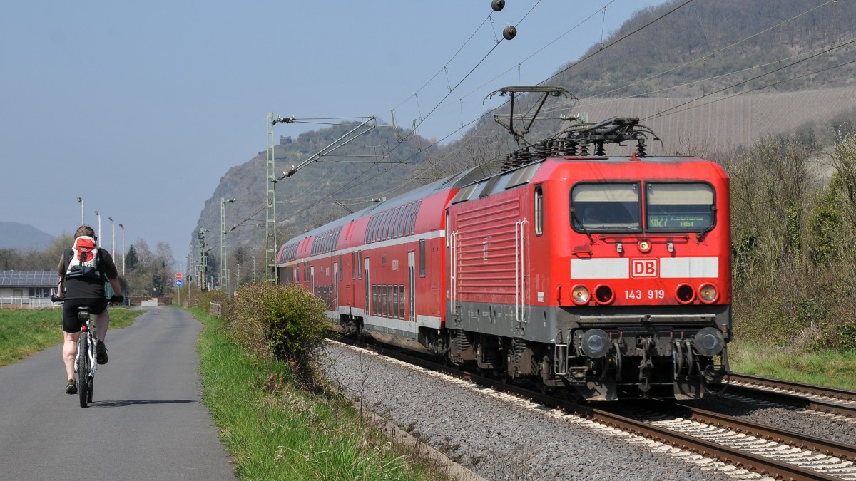 An diesem sonnigen 09/04/2015 fährt 143 919 als RB27 mit drei Dostowagen durch Leutesdorf Richtung Koblenz.