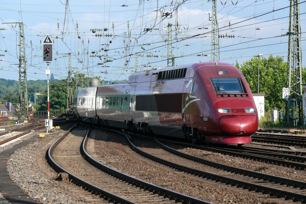 An diesem sonnigen 13/08/2009 nähert sich Thalys 4344 Köln - Paris-Nord dem Aachener HBF. Aufgenommen vom Bahnsteigende.