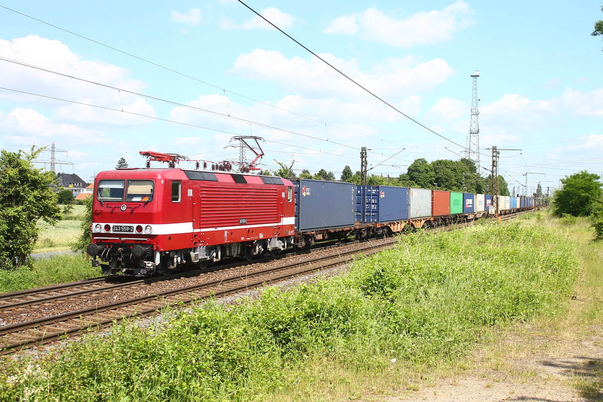 An diesem Sonntag Mittag überraschte mich die DeltaRail 243 559 mit ihrem Containerzug auf der Durchfahrt von Ahlten.