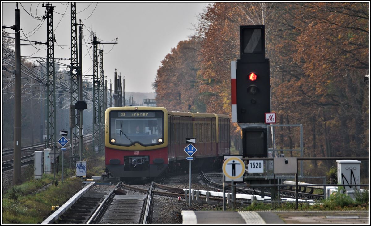 An diesem Sonntag war wegen Bauarbeiten SEV zwischen Friedrichshagen und Köpenick. S3 von Friedrichshagen fährt in Rahnsdorf ein. (17.11.2019)