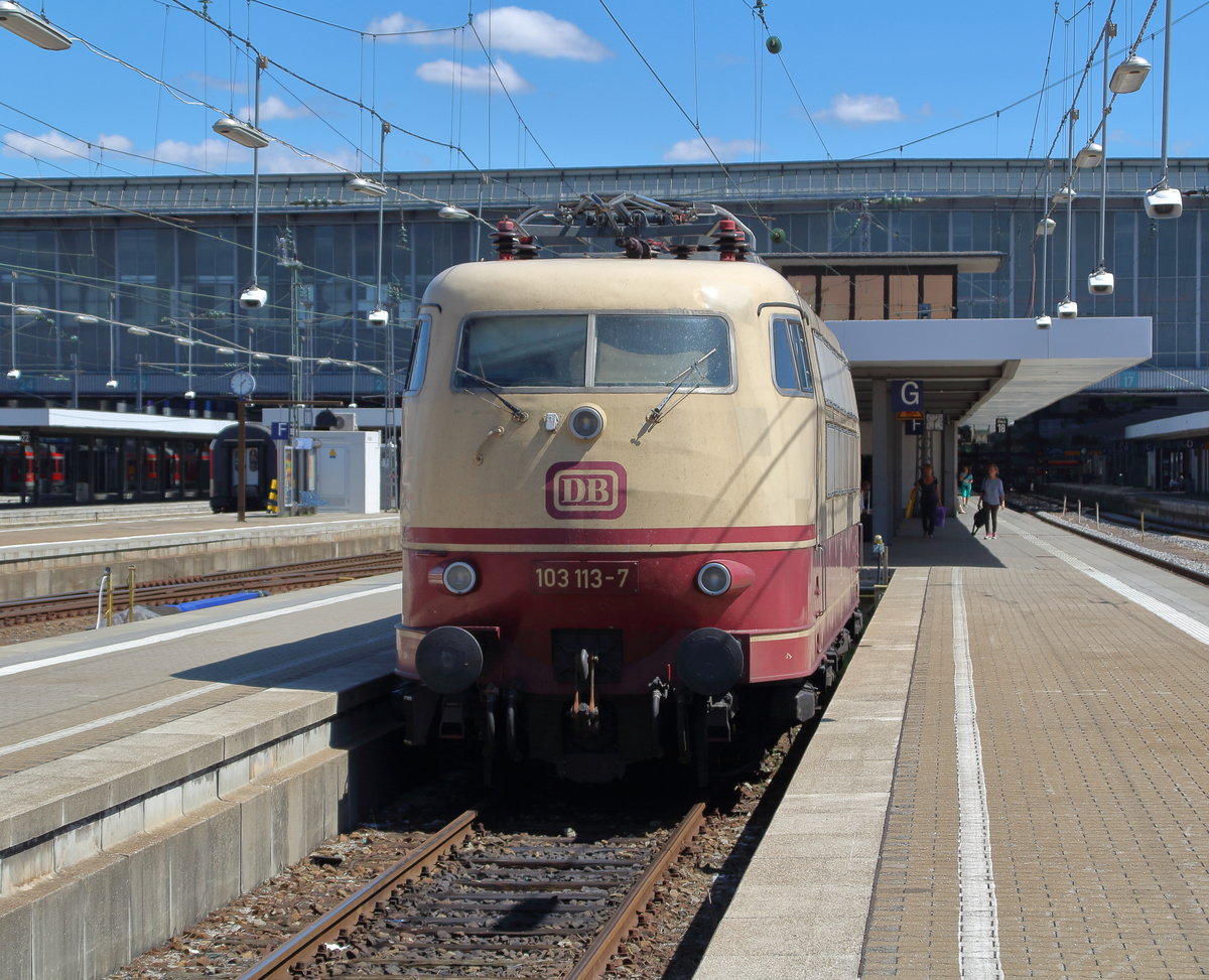 An diesem Tag hatte ich erstmals die Gelegenheit eine 103 bildlich festzuhalten! 
Auf einem Abstellgleis im Münchner Hauptbahnhof wartet 103 113-7 auf ihren nächsten Einsatz.
München Hbf, 13. August 2016