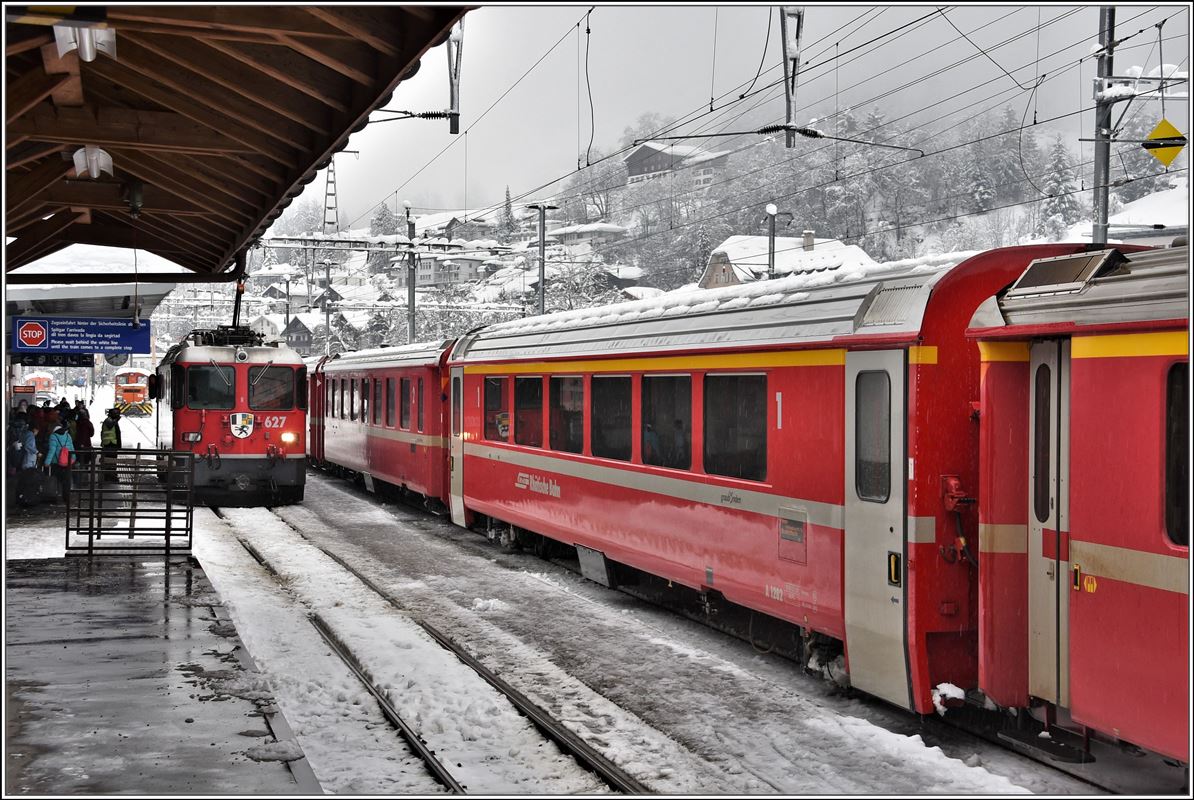 An diesem Tag war die Strecke Ilanz-Disentis gesperrt wegen Lawinengefahr. RE1733 aus Chur endet in Ilanz und Lok Ge 4/4 II 627  Reichenau-Tamins  setzt um zur Rückfahrt. (22.01.2018)