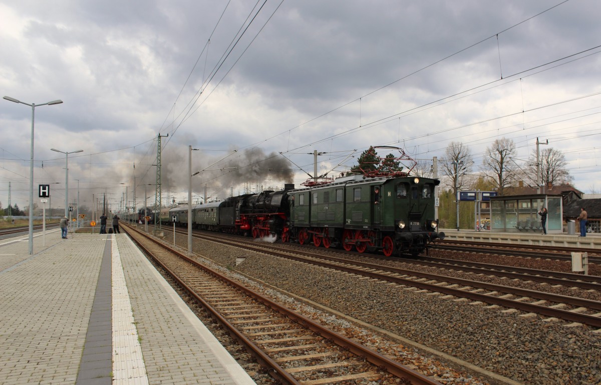 An diesem Wochenende ist in Dresden das 01 Treffen. Aus diesem Anlass fuhr die E77 10 mit 01 0166 und daneben die 01 509 am 18.04.15 eine (Parallelfahrt) in Heidenau. 