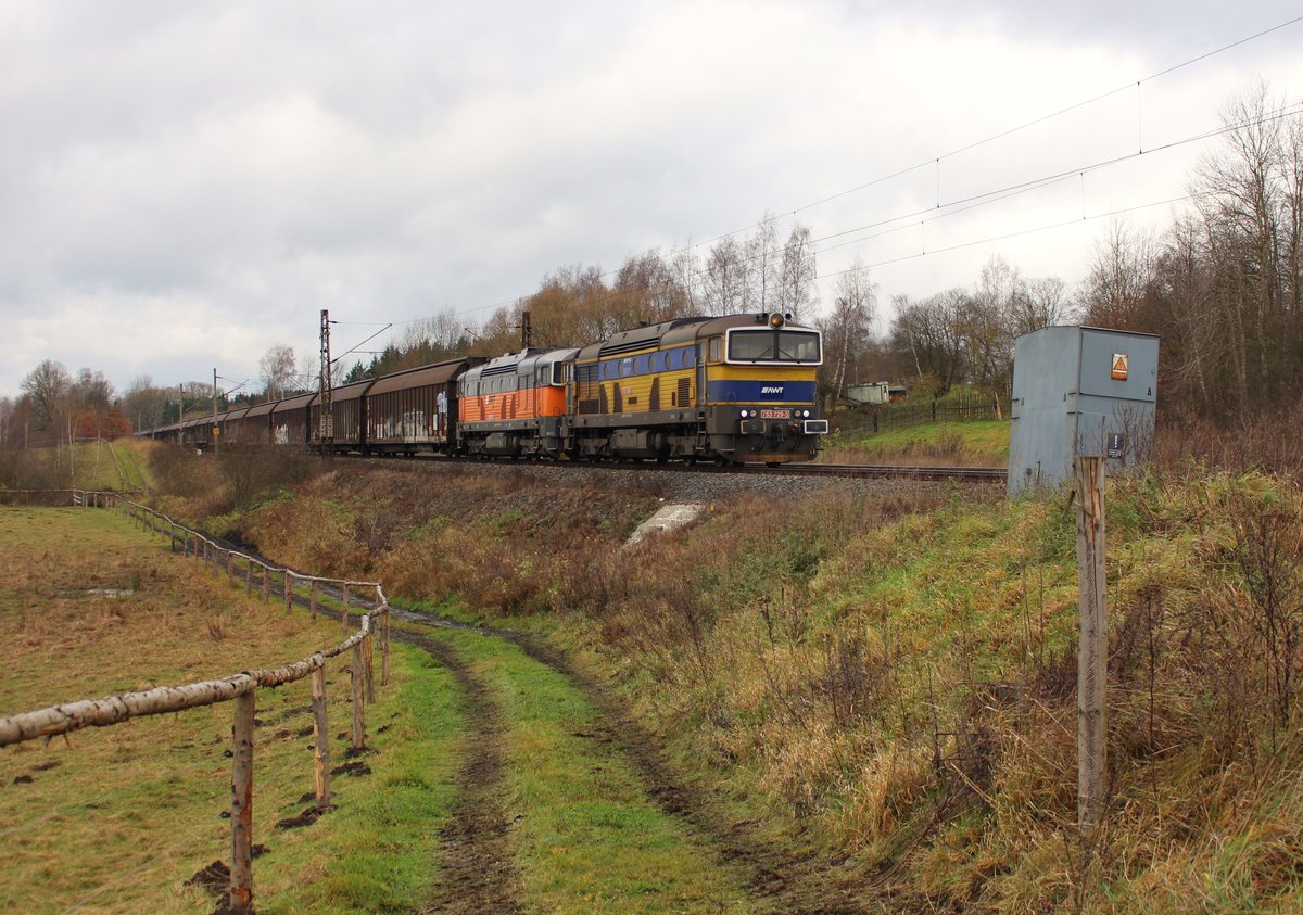 An diesem Wochenende ist das Elbtal wieder gesperrt. Deshalb fahren die Züge wieder die Umleitung über Cheb/Cz und das Vogtland.
Hier sind 753 729-3 und 753 725-1 (AWT) am 18.11.17 in Chotikov zu sehen.