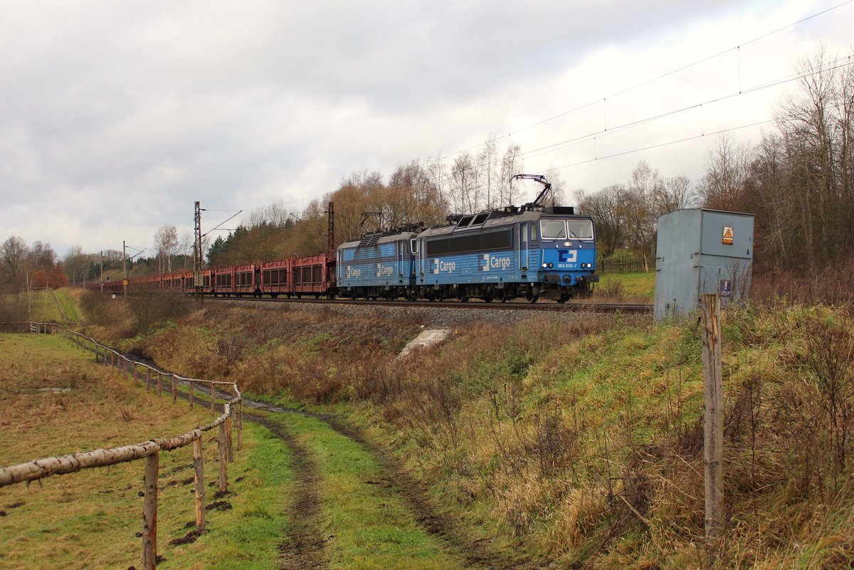 An diesem Wochenende ist das Elbtal wieder gesperrt. Deshalb fahren die Züge wieder die Umleitung über Cheb/Cz und das Vogtland.
Hier sind 363 530-7 und 363 513-3 mit einem leeren Autozug am 18.11.17 in Chotikov zu sehen.