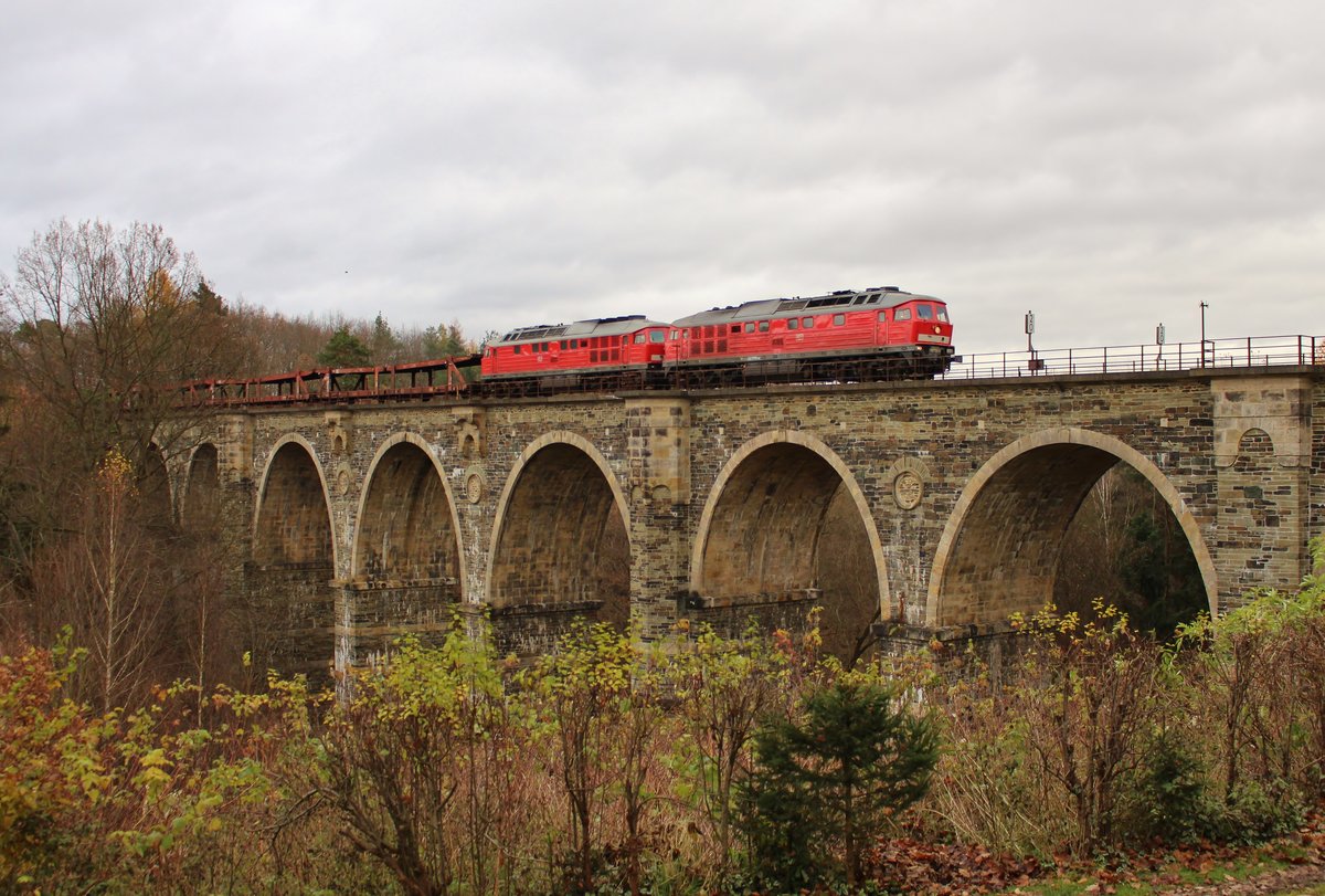 An diesem Wochenende ist das Elbtal wieder gesperrt. Deshalb fahren die Züge wieder die Umleitung über Cheb/Cz und das Vogtland. Hier sind 232 571-0 und 232 589-2 mit dem GA 56753 am 19.11.17 auf der Syratalbrücke in Plauen/V. zu sehen- Gruß an den Tf!
