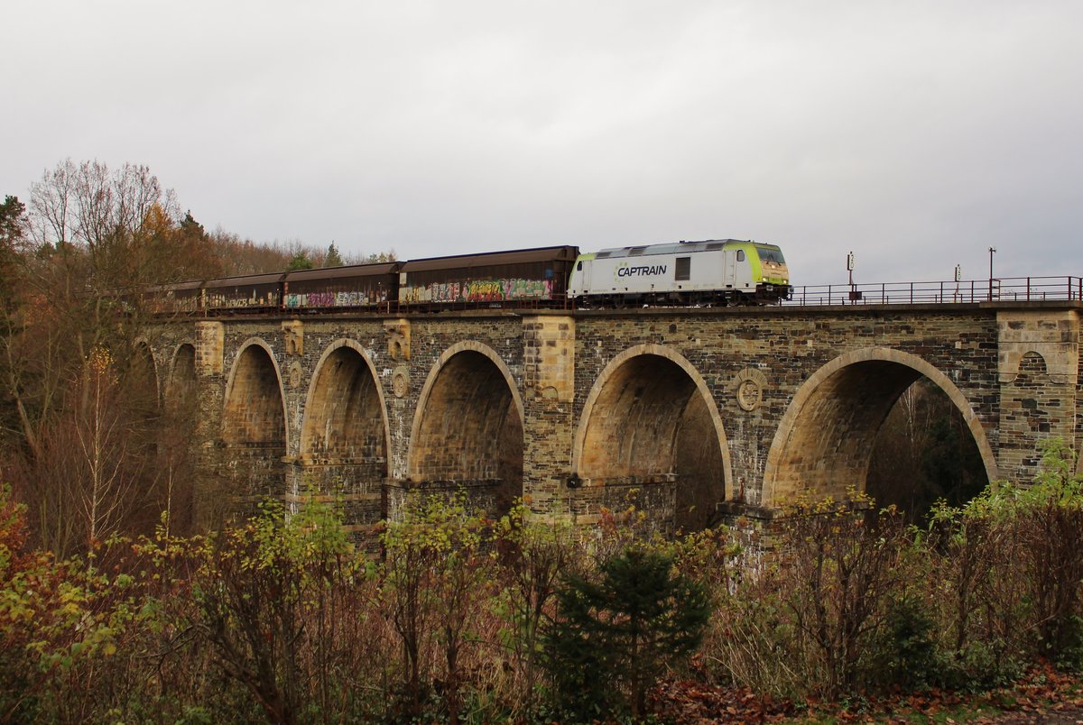 An diesem Wochenende ist das Elbtal wieder gesperrt. Deshalb fahren die Züge wieder die Umleitung über Cheb/Cz und das Vogtland. Hier die 285 111-1 (CAPTRAIN) zu sehen am 19.11.17 auf der Syratalbrücke in Plauen/V.