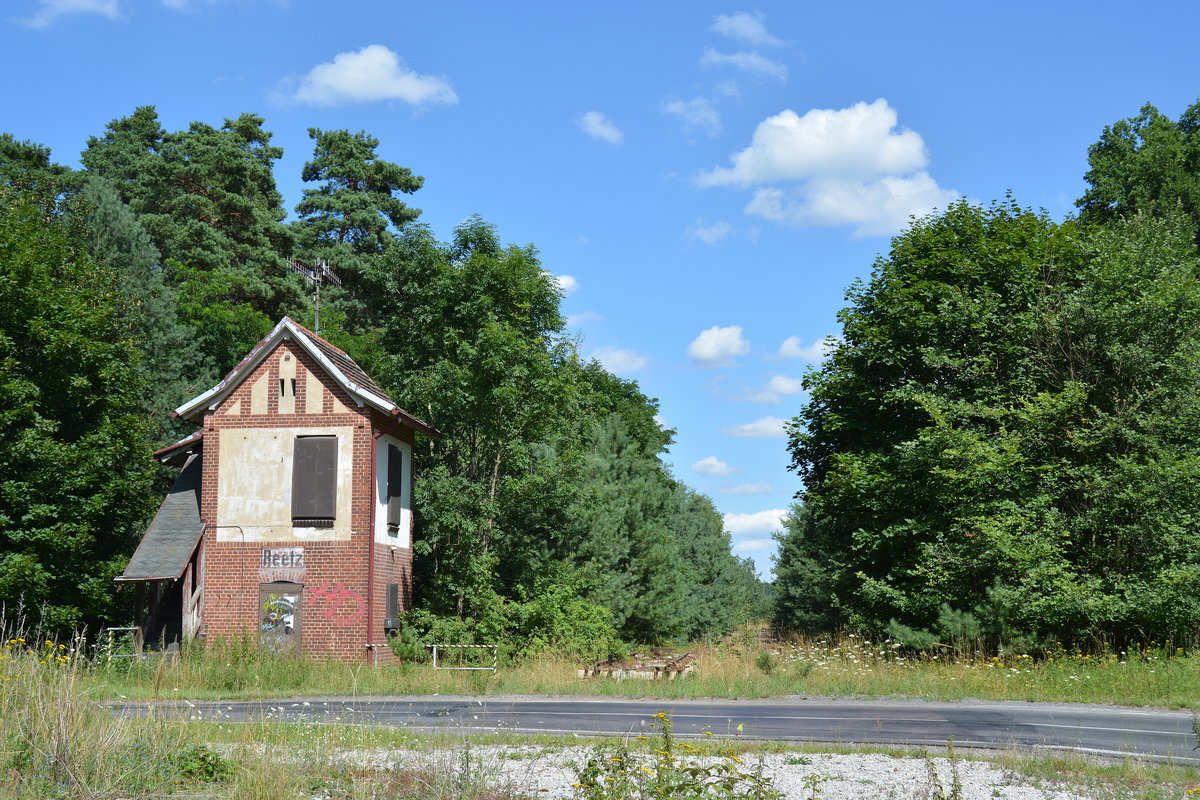 An der ehemaligen Blockstelle Reetz ist nicht mehr viel von der einstigen Kanonenbahn zu sehen. 1992 wurde die Strecke ab Nedlitz bis Güterglück 2 gleisig ausgebaut, ein Jahr später elektrifiziert und nur knapp 10 Jahre später stillgelegt worden.

Wiesenburg 20.07.2016