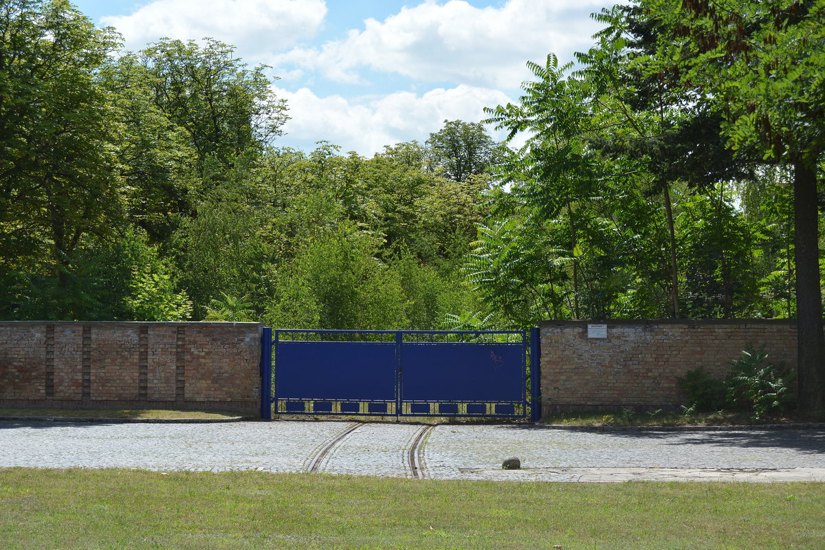 An der ehemaligen Kaserne  Altes Lager  sind kaum noch Gleisreste zu finden. Lediglich diese paar Meter Gleis sind noch vorhanden.

Altes Lager Niedergörsdorf 20.07.2016