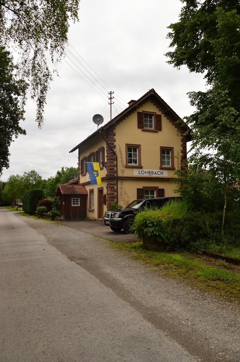 An der ehemaligen Schmalspurstrecke von Mosbach Baden nach Mudau (1905 - 1973) gelegenes Empfangsgeb�ude, das heute in Privatbesitz ist....doch l�sst es seine Vergangenheit immer noch erkennen. Aufgenommen wie man lesen kann in Lohrbach am 19.6.2016