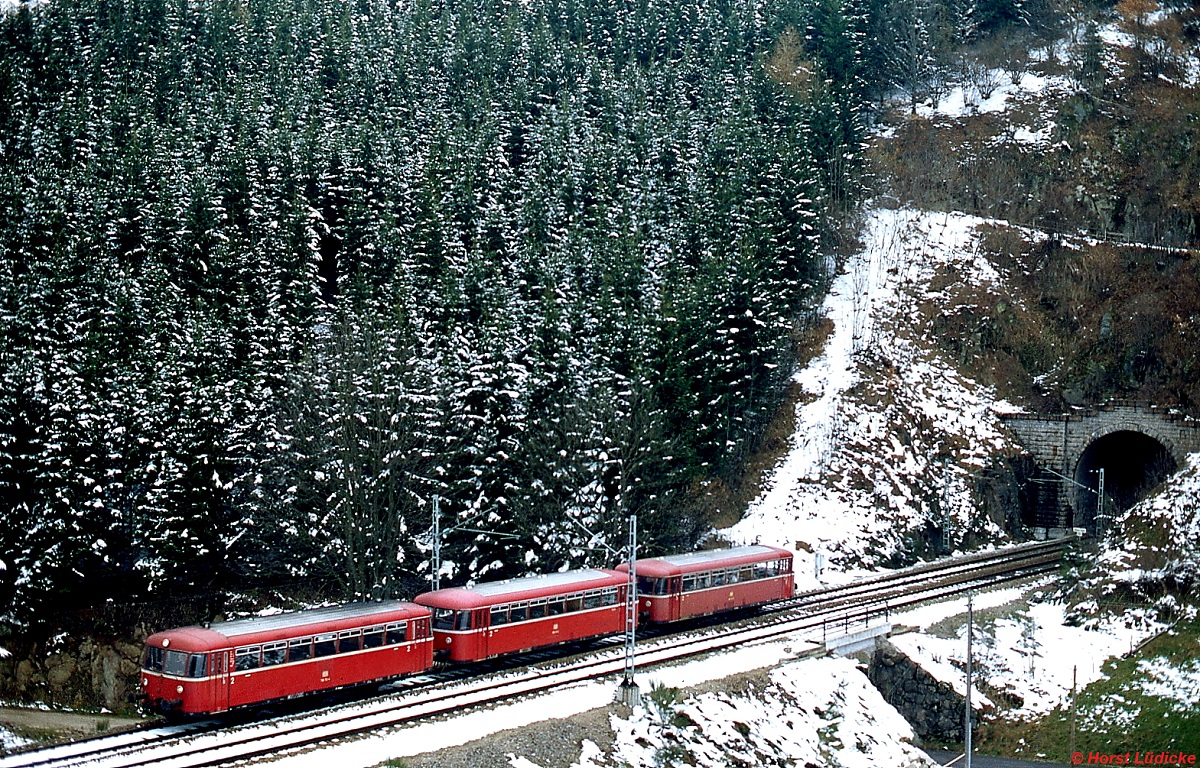 An einem Apriltag Anfang der 1980er Jahre ist eine 798/998-Garnitur auf der Schwarzwaldbahn bei Triberg unterwegs. Über Nacht ist noch einmal etwas Neuschnee gefallen.