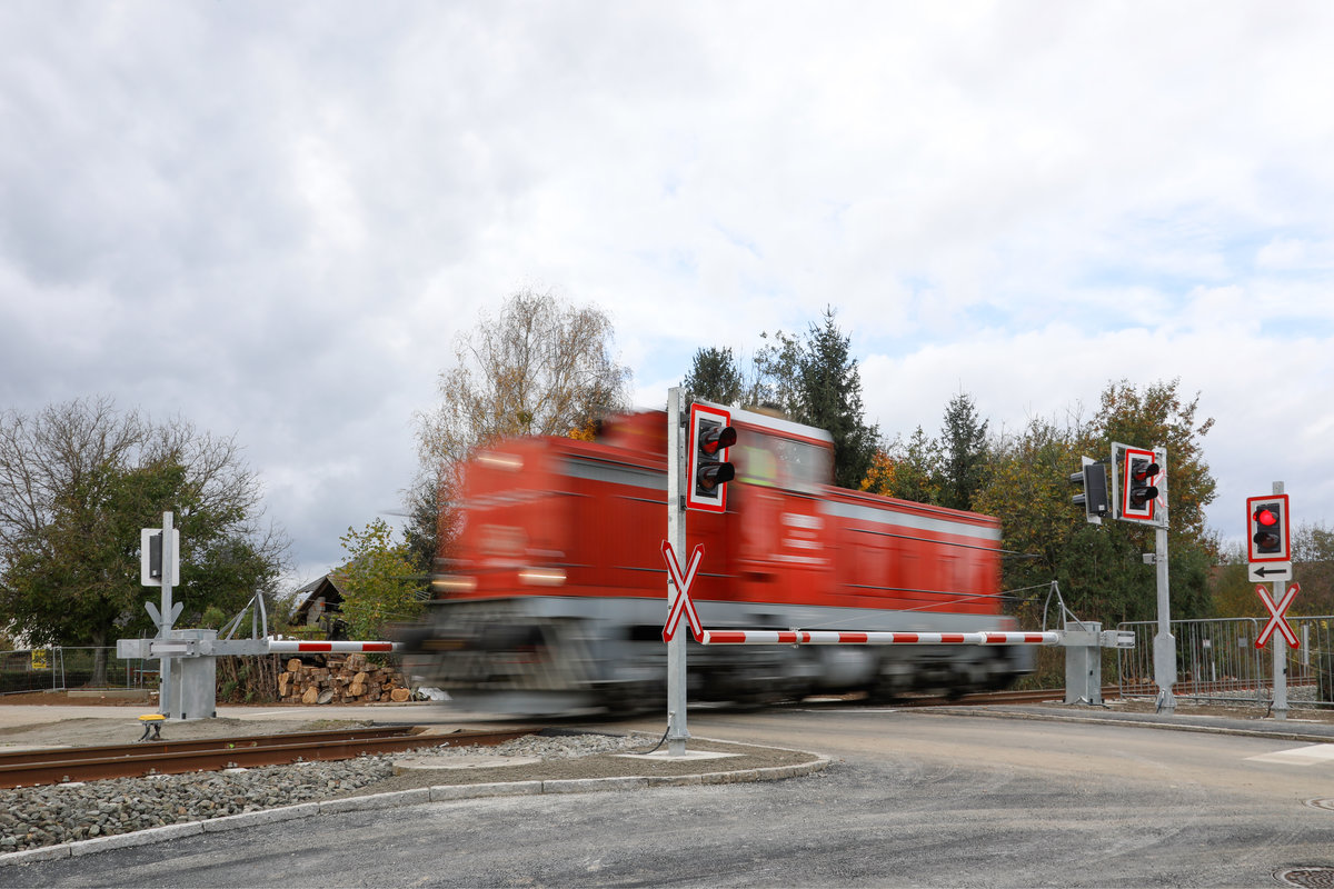 An einem aufgerüsteten Bahnübergang vorbei flitzt DH 1500.6 an diesem trüben 3.11.2019.