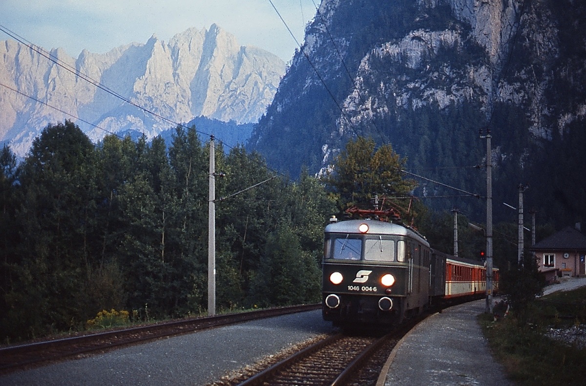 An einem Augustabend 1980 fährt 1046 004-6 mit einem Regionalzug in den Bahnhof Gesäuse Eingang ein (Neubearbeitung eines bereits veröffentlichten Bildes)