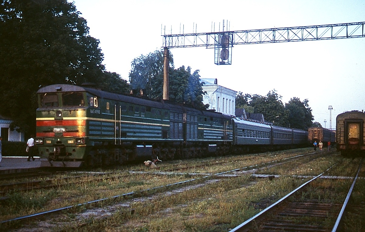 An einem Augustabend 1994 verlässt die 2TE10-2756 einen unbekannten unkrainischen Bahnhof (leider sind meine Aufzeichnungen von dieser Reise verschollen, sodass ich keine näheren Angaben zum Aufnahmeort machen kann)