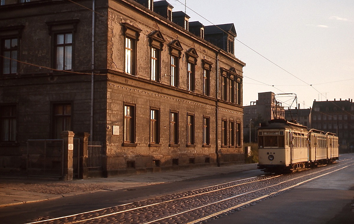 An einem Augustnachmittag 1977 ist Tw 312 der Straßenbahn Karl-Marx-Stadt als Linie 3 nach Rottluff unterwegs. Obwohl ein Werktag, ist die Straße völlig menschenleer, auch kein Auto ist zu sehen. Wegen der ausgefallenen Spurweite von 925 mm war schon 1958 die Umspurung des Netzes auf 1.435 mm beschlossen worden, die aber erst 1988 abgeschlossen wurde. Auf den verbliebenen Schmalspurstrecken wurden die Ende der 1920er Jahre bei Busch in Bautzen hergestellten Zweiachser eingesetzt.