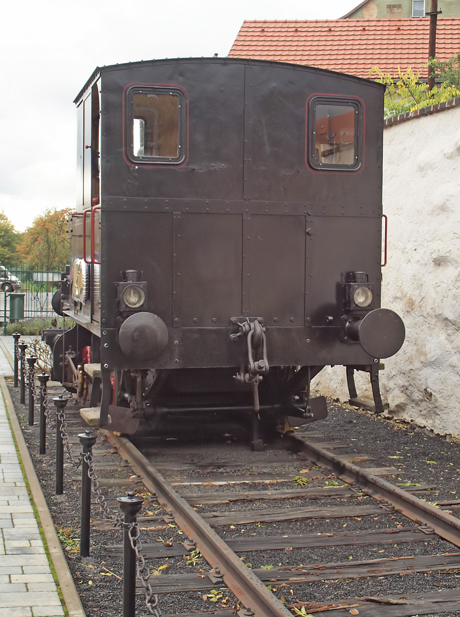 An einem Cafe ( Cafe mit Dampf ) am alten Bahnhof von Litoměřice, frei zugänglich, steht dieser alte B-Kuppler von Krauss aus München, er hatte dort die Typenbezeichnung XVIII qq. Am 08.10.2017 war das Wetter nicht so freundlich....
Hab keine bessere Kategorie gefunden als  Sonstiges 