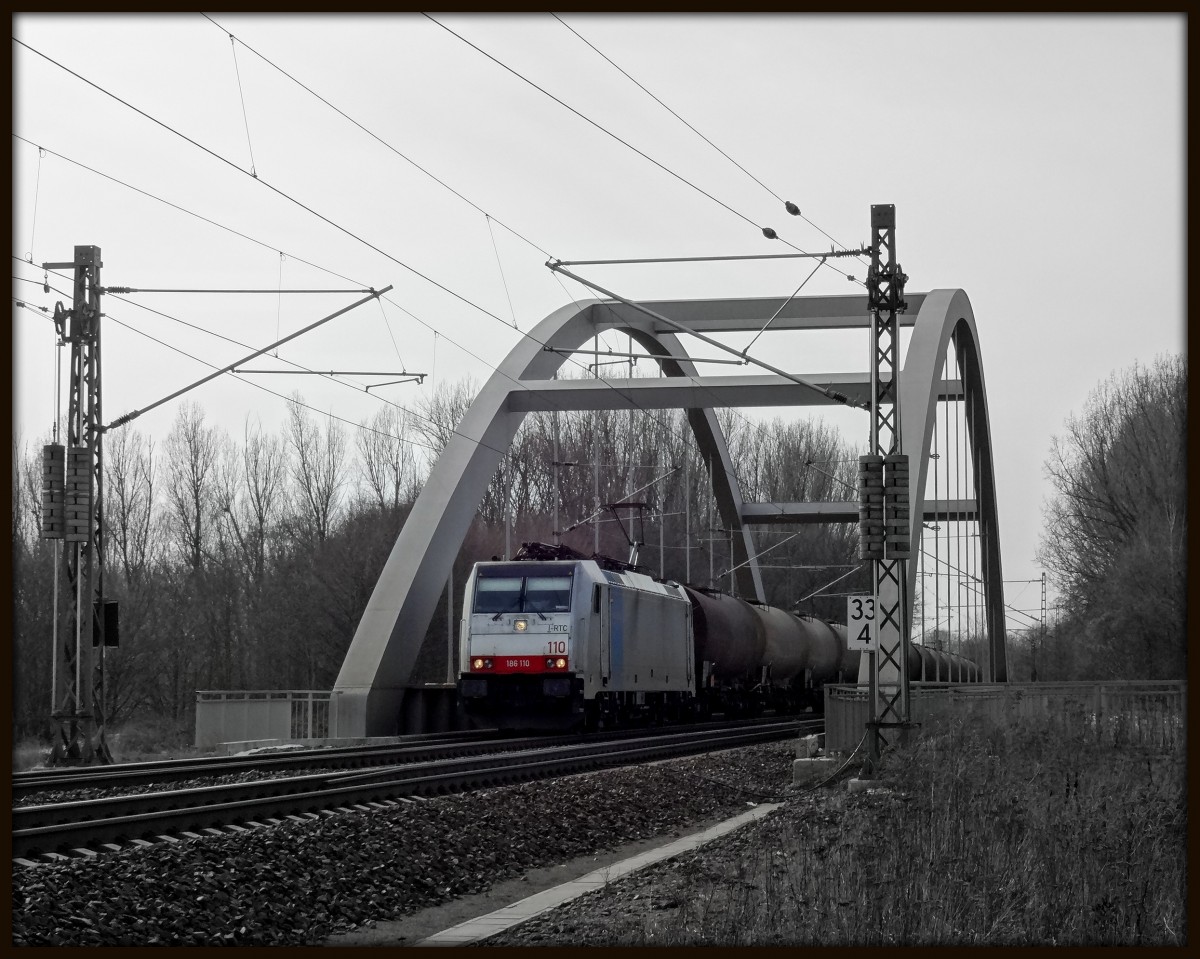 An einem Eisigen Samstag ging es nach Hannover Anderten Misburg an die Brücke über den Mittelandkanal. Dort traf nach langer Wartezeit ohne Verkehr dann die 186 110 von Railpool mit einem langen Kesselzug ein. Aufgenommen wurde das Bild am 23.3.13.