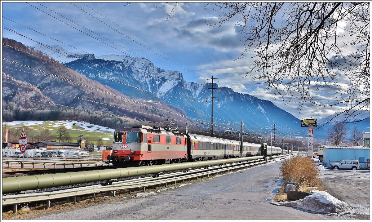An einem extremen Föhntag zieht Re 4/4 II 11108  Swiss Express  den IC928 bei Untervaz-Trimmis Richtung Zürich. (02.02.2017)