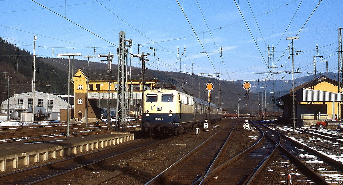 An einem Februartag Anfang der 1980er Jahre fährt 140 718-8 mit einem Nahverkehrszug in Finnentrop ein