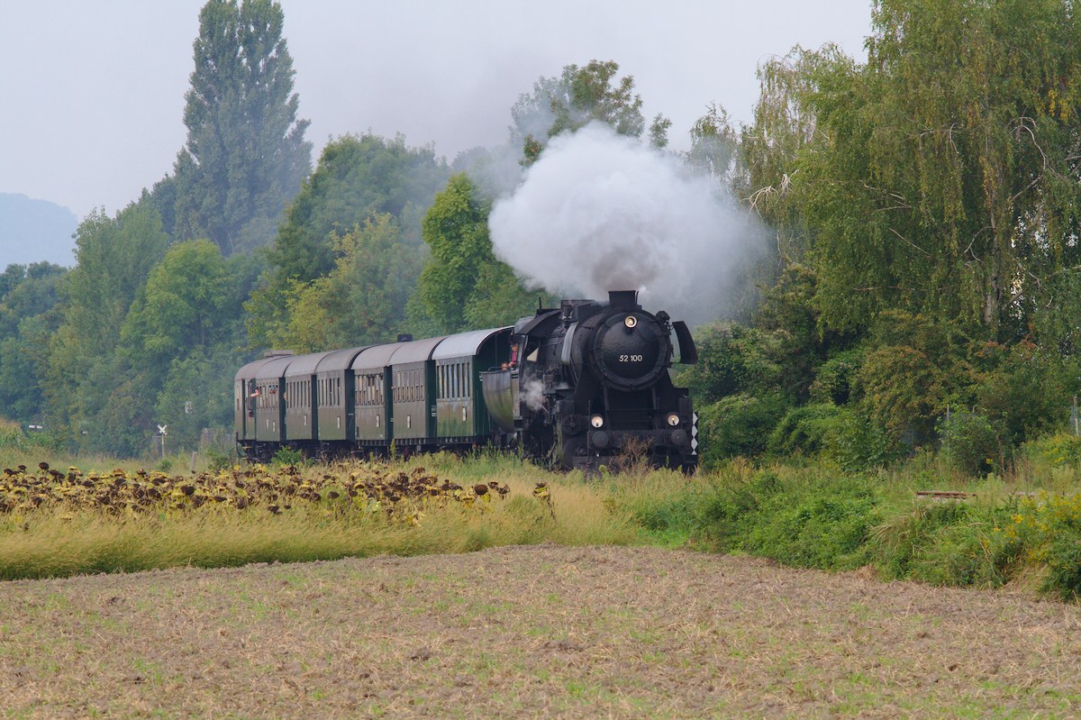An einem feuchten Septembermorgen ist die 52.100 mit ihrem aus lauter Zweiachsern gebildeten Personenzug in Richtung Ernstbrunn unterwegs. Entstanden ist diese Aufnahme vor der Dabsch-Kaserne in Korneuburg. (06.09.2014)