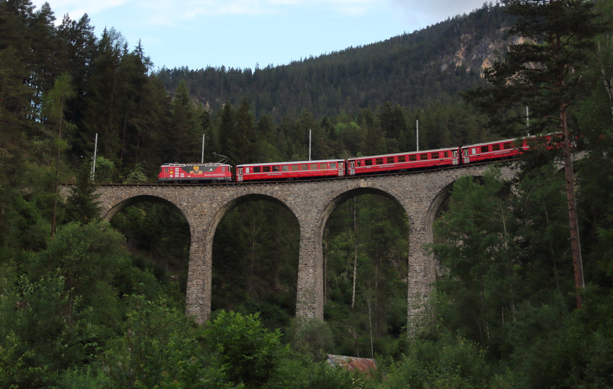 An einem frühen Juni Morgen fährt Ge 4/4 II 629  Tiefencastel  mit dem R 1110 (Samedan - Chur) über das Schmittentobelviadukt.

Schmittentobelviadukt, 15. Juni 2017