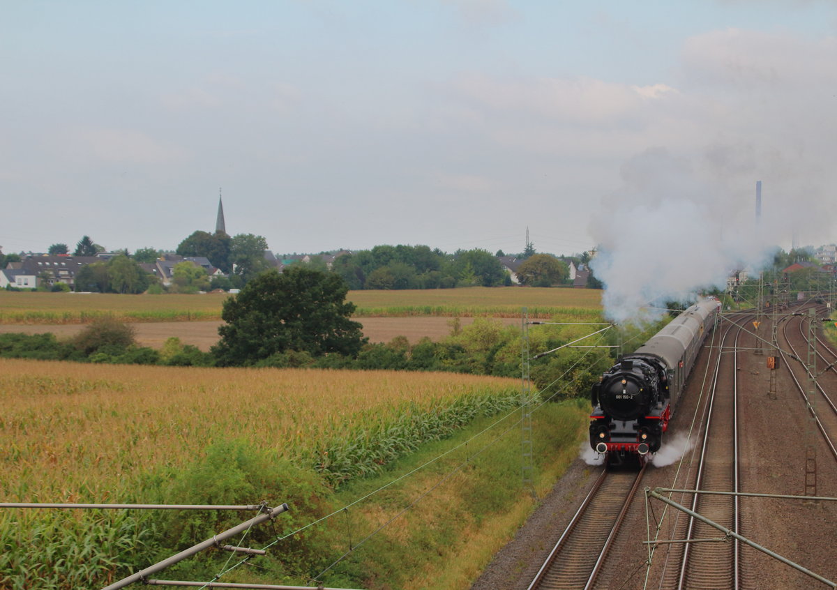 An einem grauen September-Morgen dampft 001 150-2 mit einem Sonderzug dem nächsten Halt Köln Hbf entgegen. Nur das Feld vor der Kulisse von Köln-Roggendorf bringt ein bisschen Farbe ins Bild. (Version 1)

Köln Worringen, 17. September 2016