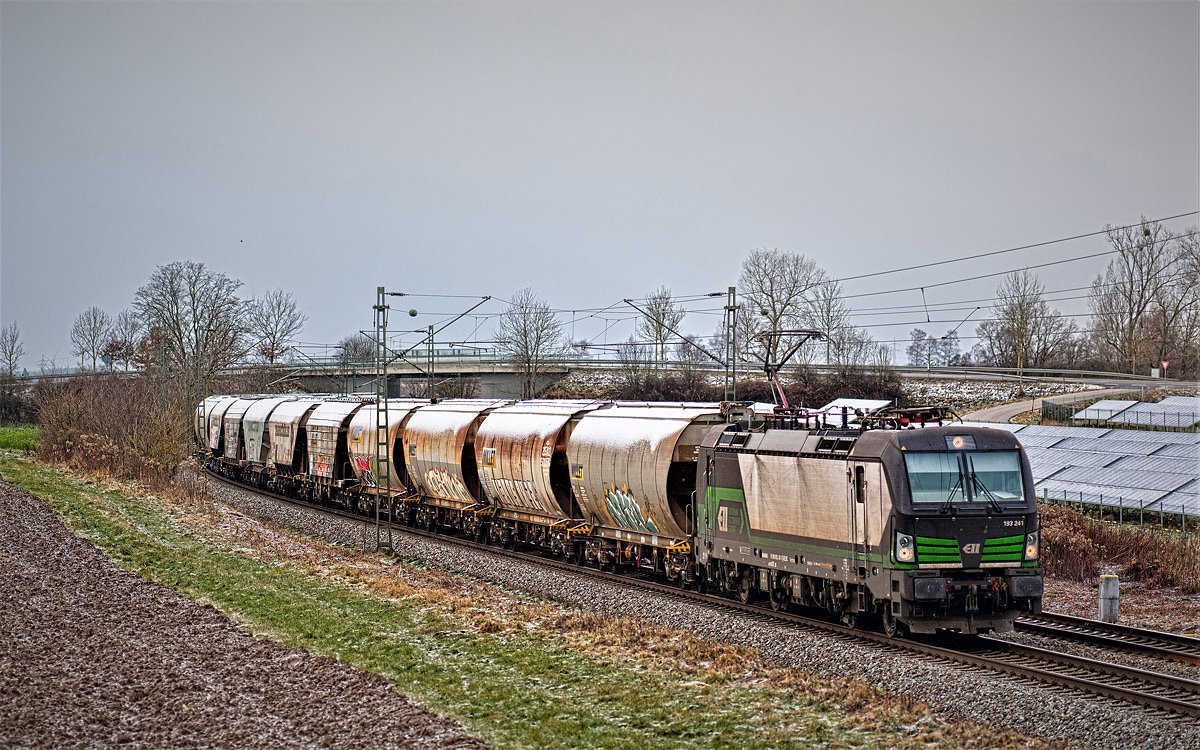 An einem grauen Tag fährt die 193 241 in Langenisarhofen mit einem Getreidezug nach Süd.Bild 9.12.2017