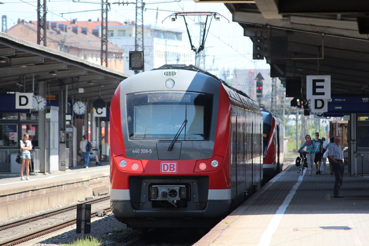 An einem heißen 03.06.2015 sind die Gleise in Würzburg Hauptbahnhof so stark frequentiert, dass auch schonmal zwei Züge im Gleis stehen. Hinten wartet ein Desiro der Westfrankenbahn und vorne ein Coradia Continental der Mainfrankenbahn.