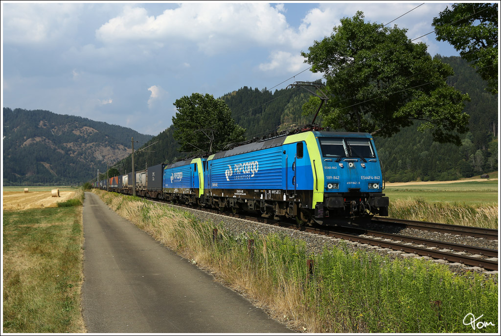 An einem heien Augusttag, fahren die beiden PKP Cargo Loks 189 842 & 189 153 mit dem Containerzug 48089 von Breclav  nach Villach. 
St.Lorenzen 6.8.2013