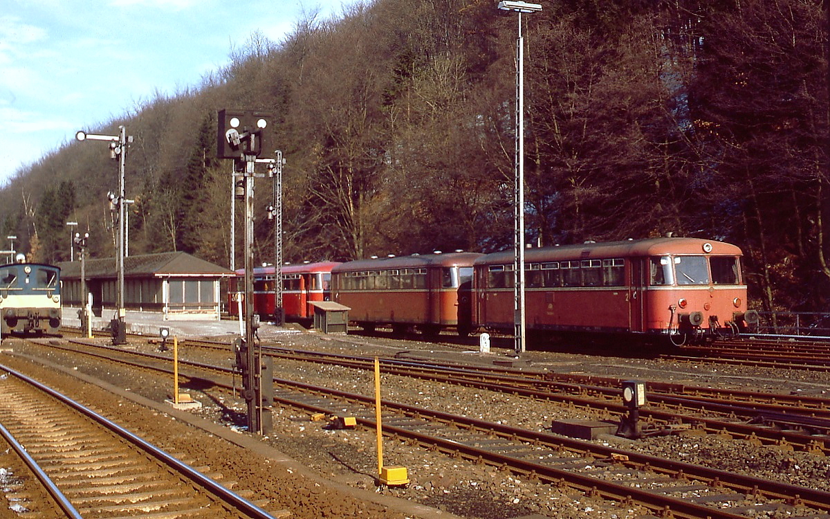 An einem Januartag um 1980 fährt eine aus Korbach kommende 798/998-Garnitur in Brilon Wald ein