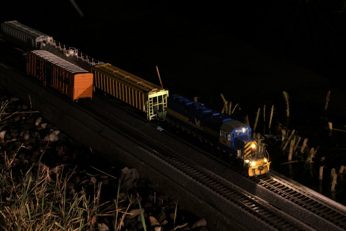 An einem kalten Abend im Spätherbst 2018 verschiebt die AWVR SD40-2 #1206 am Lake Lonsperch entlang der Runneg Subdivison mit einem kurzen Localtrain.
Mangels viel Fracht und dem immer schlechteren Zustand der Gleisanlagen wurde die Strecke 2019 abgetragen.

Bild vom 8.11.2021