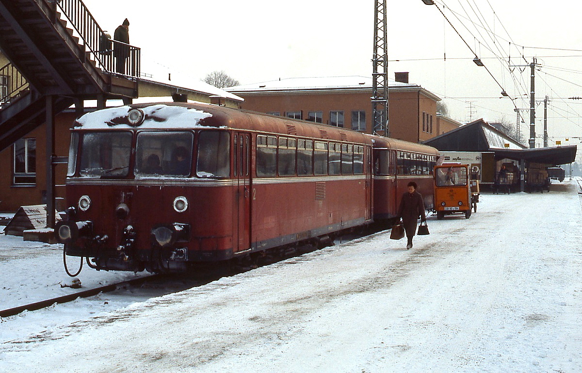 An einem kalten Februartag 1986 steht eine 798/998-Garnitur in Richtung Wasserburg abfahrbereit im Bahnhof Rosenheim
