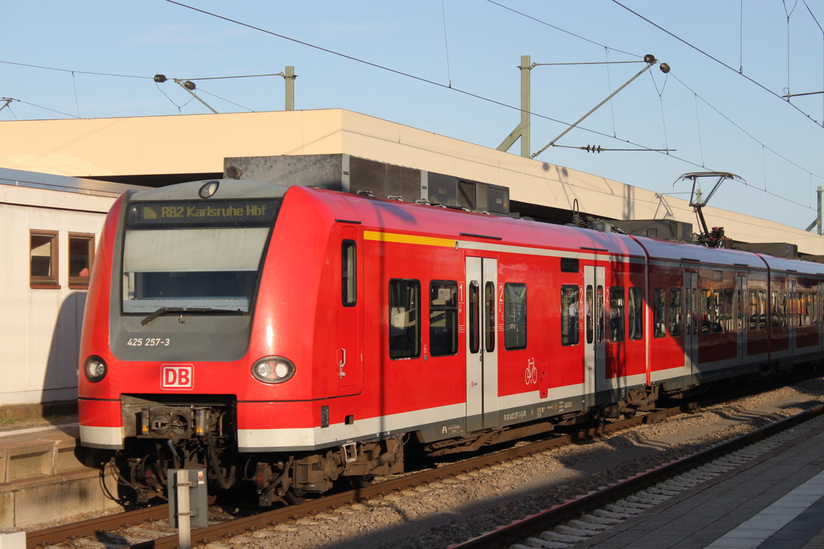 An einem klaren Sommerabend des 25.08.2016 steht 425 257 als RB2 nach Karlsruhe in Mannheim Hauptbahnhof bereit.  