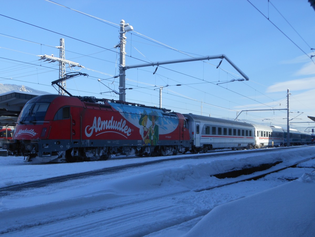 An einem klirrend kalten Vormittag wartete die jüngste Werbelok der Slowenischen Eisenbahnen ( Almdudler ; 541 013-3) auf dem Villacher Hauptbahnhof auf ihren nächsten Einsatz, der sie bis nach Vinkovci direkt an der serbischen Grenze führen sollte (Aufnahme vom 29.12.2014).