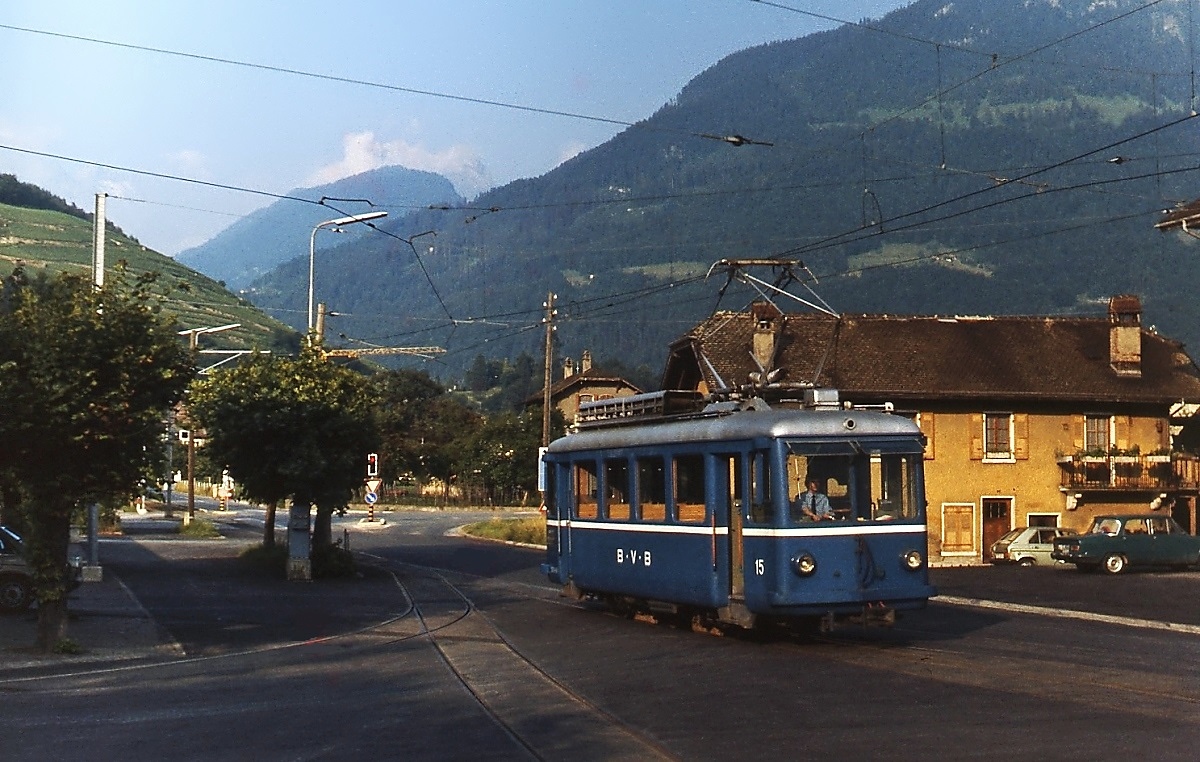 An einem Maiabend 1980 kommt der BVB-Be 2/3 15 im Bahnhof Bex an