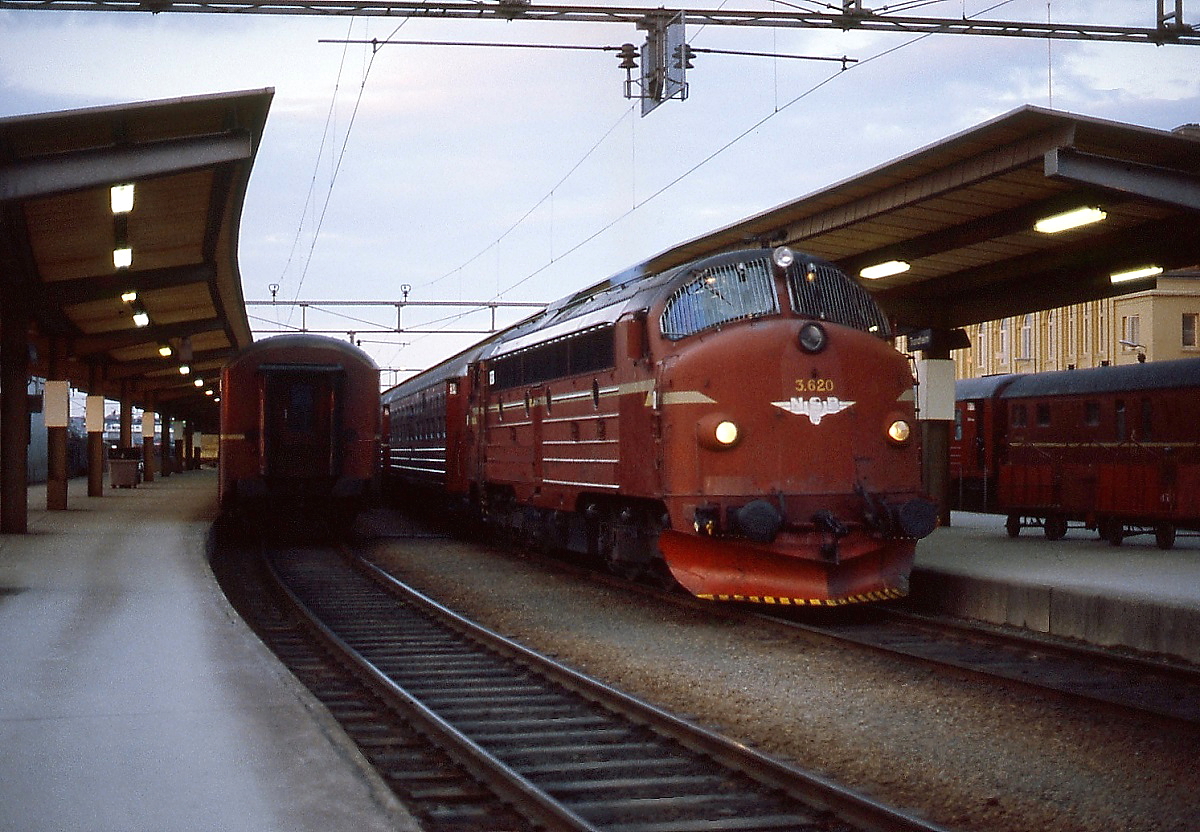 An einem Maiabend 1988 ist NSB 3.620 mit einem Schnellzug im Bahnhof Trondheim angekommen
