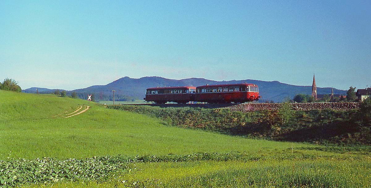 An einem Maimorgen 1979 verläßt ein 798 mit einem 998 Zwiesel in Richtung Grafenau