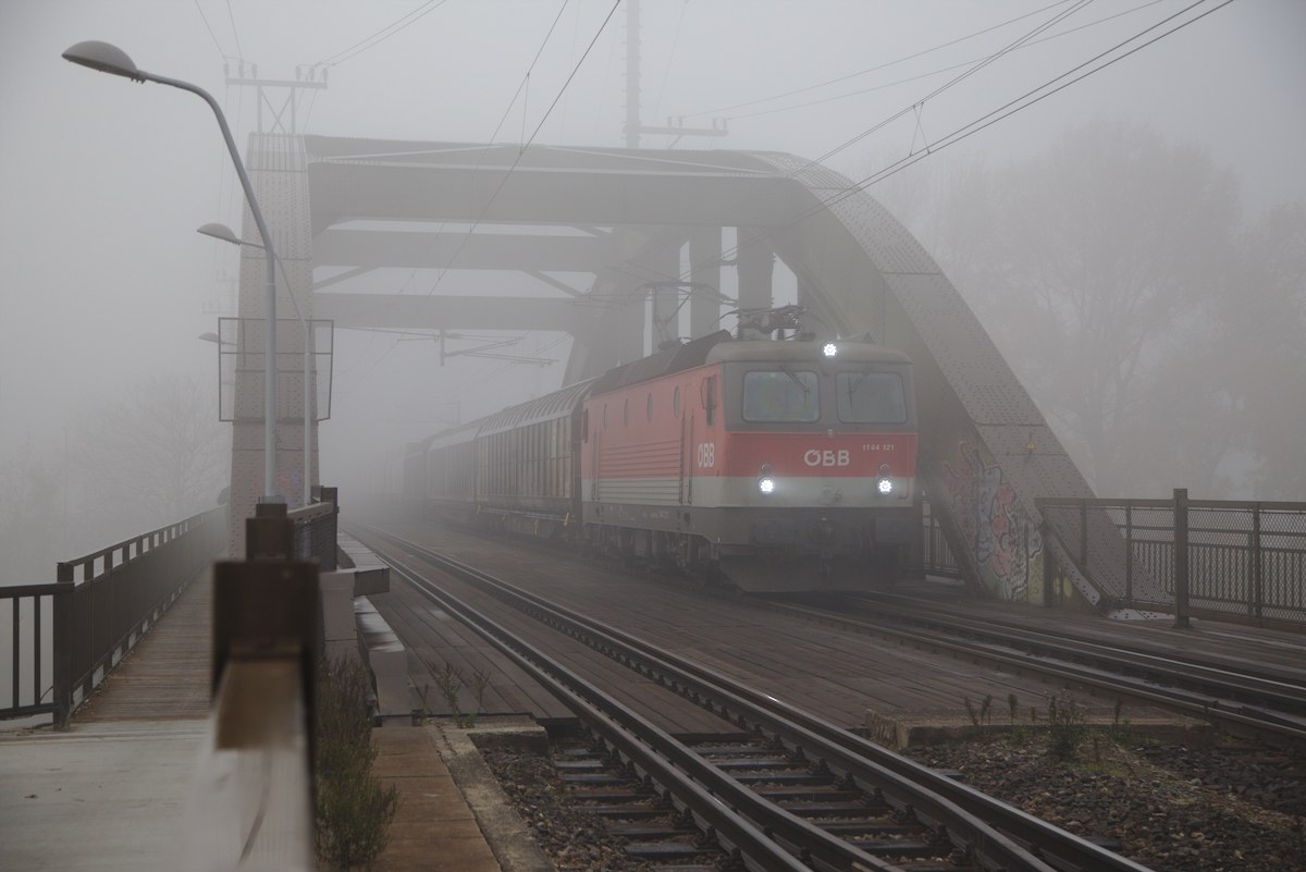 An einem nebeligen Freitag Morgen überquert die 1144 121 mit einem Güterzug den Donaukanal in Wien. (06.11.2015)