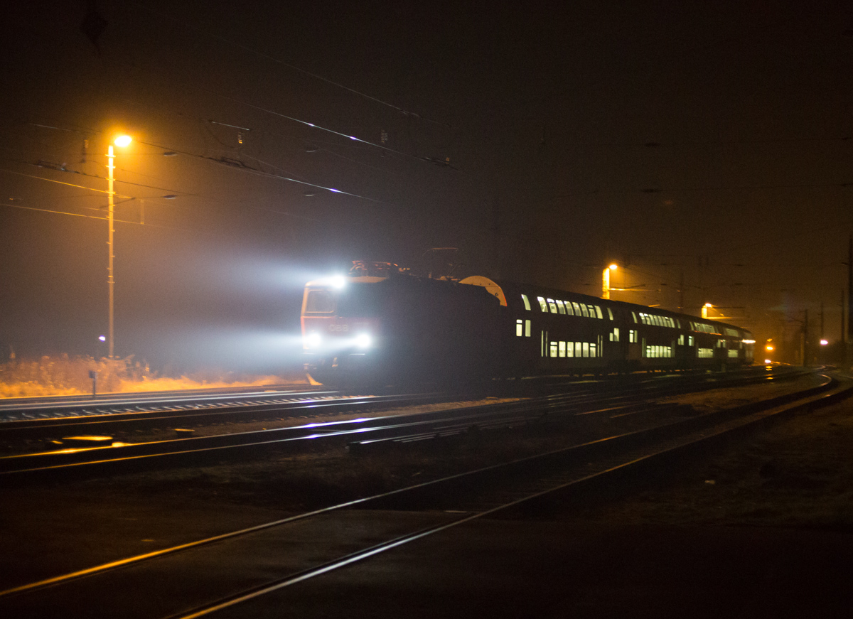 An einem nebeligen Jännerabend ist eine 1144er mit dem R 2265 kurz vor Korneuburg zu sehen. (16.01.2015)