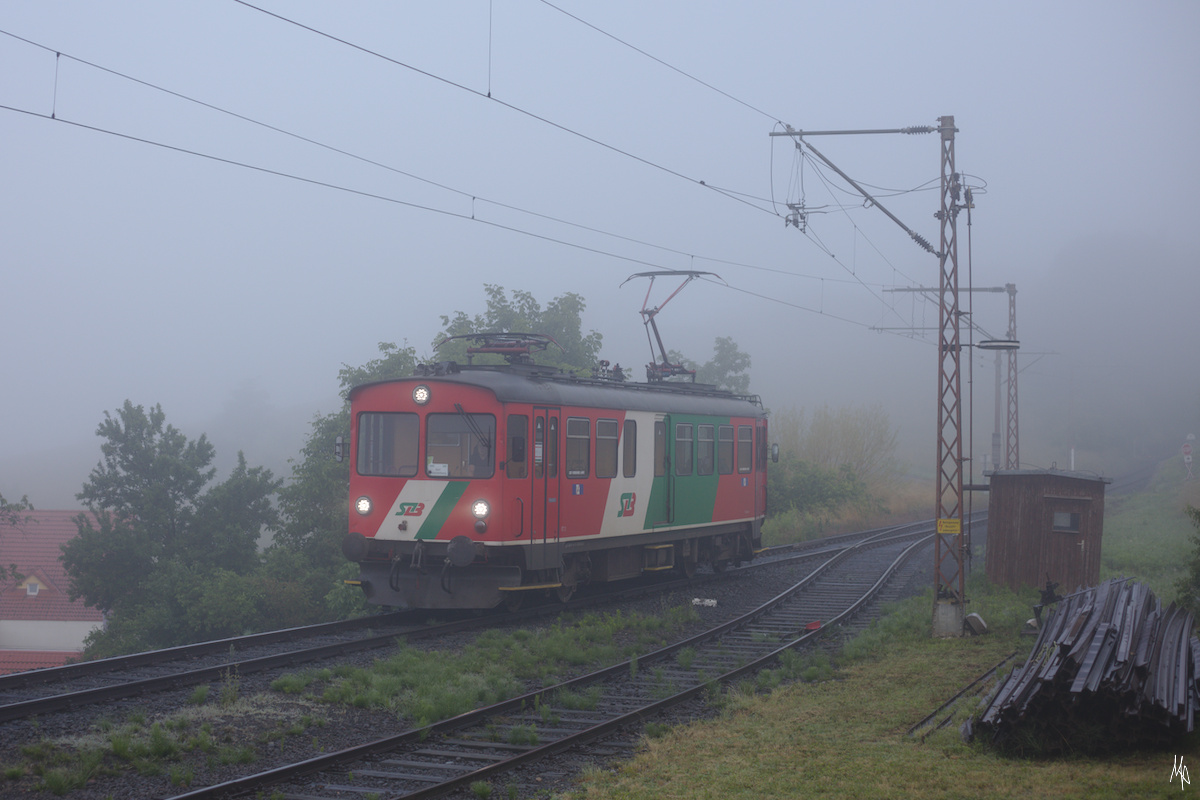 An einem nebeligen Sommermorgen erreicht der modernisierte Oldtimertriebwagen ET2 der Gleichenbergerbahn gerade Trautmannsdorf. (26.06.2020)