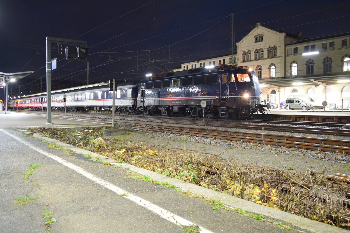 An einem Novembermorgen 2023 steht 110 469 mit ihrem SWEG-Ersatzzug abfahrbereit in Tübingen Hbf.