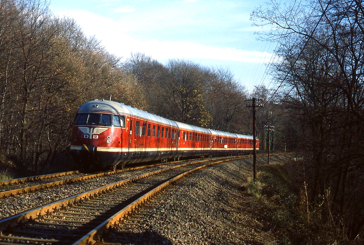 An einem Novemberwochenende 1986 war der Museums-VT 08 der DB vor Sonderzügen zwischen Düsseldorf und Mettmann eingesetzt, hier ist er auf dem Weg vom Bahnhof Neanderthal nach Erkrath Nord